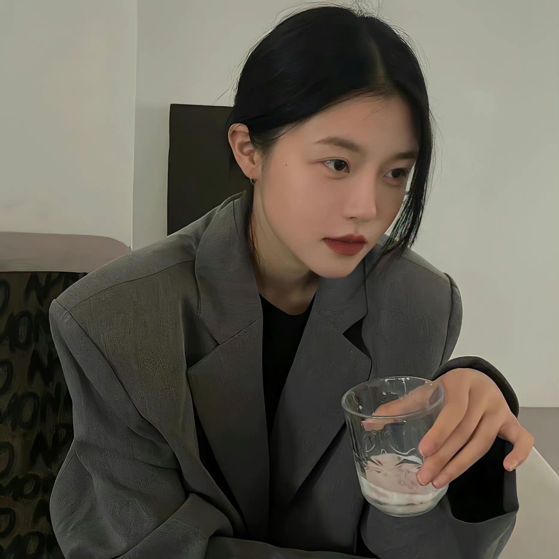 有点酷拽的高冷女生头像