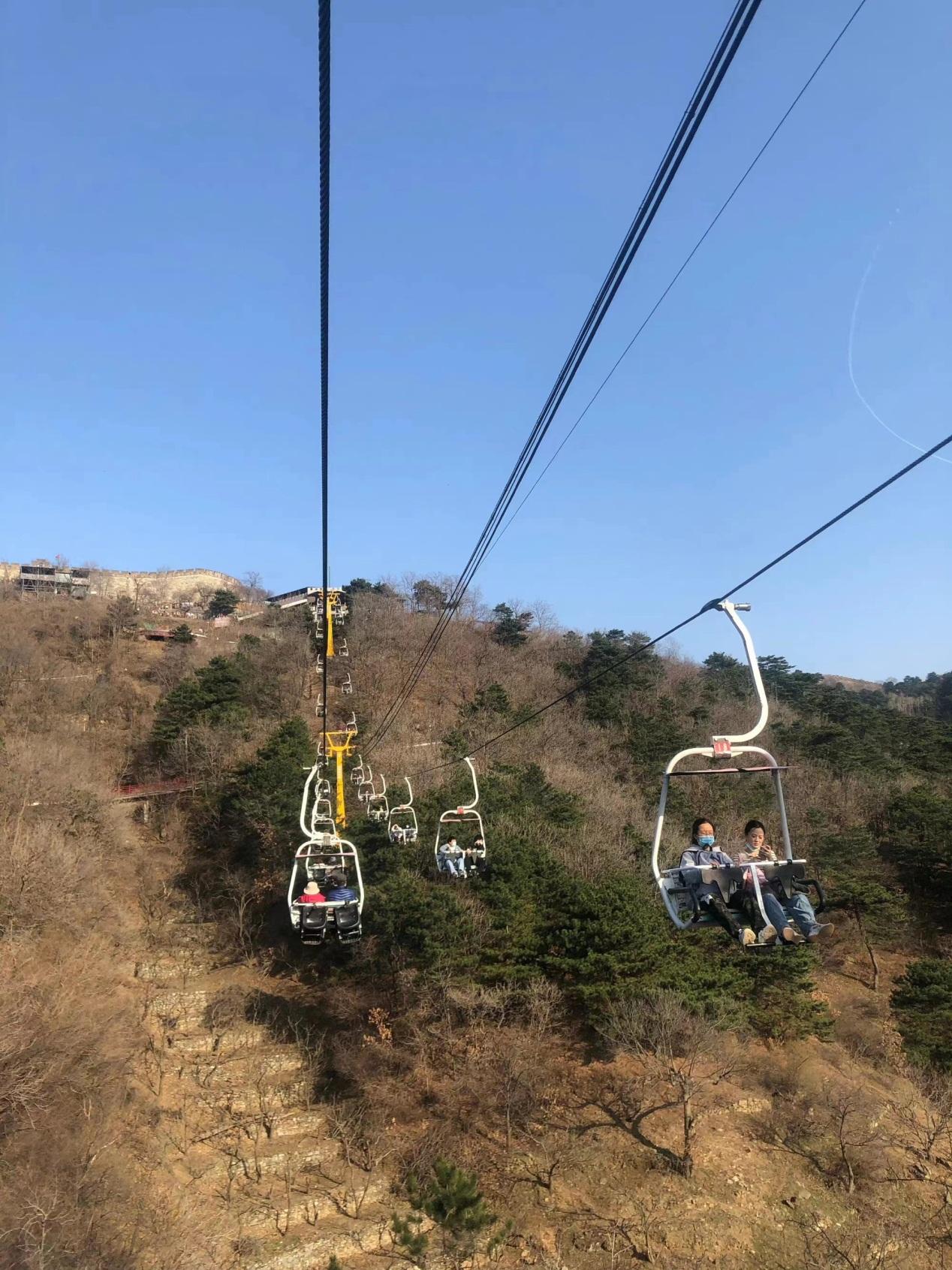 一,走路上山到长城(极不建议,浪费时间体力)二,厢式缆车上行(送至14号