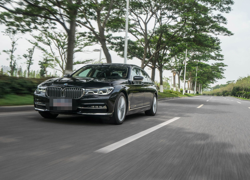 宝马740车主不感冒才开两万公里就折价55万买家谈生意就靠它