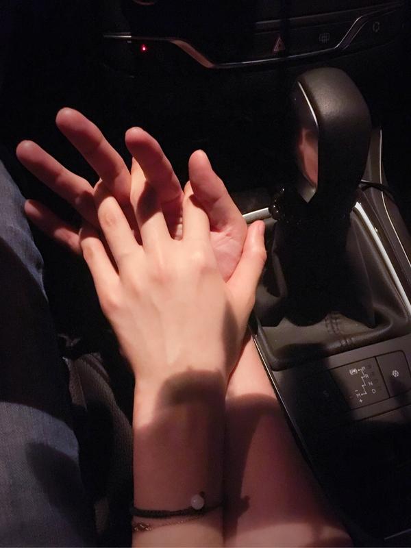 弄的满嘴巴都是口红. 然后我也喜欢接吻了. 欲罢不能.