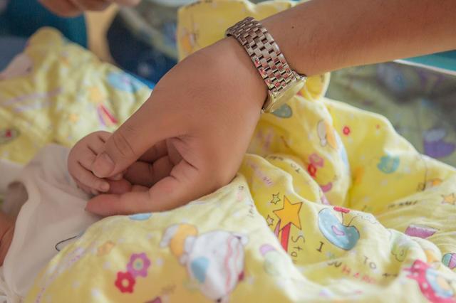 高兴地合不拢嘴新手爸爸学习如何给小西瓜换尿布,这活要被爸爸承包了