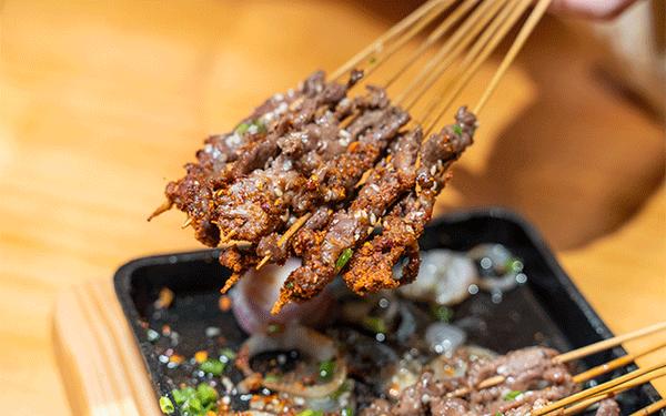 烤八木屋烧烤小肥牛都是现串的新鲜看得见