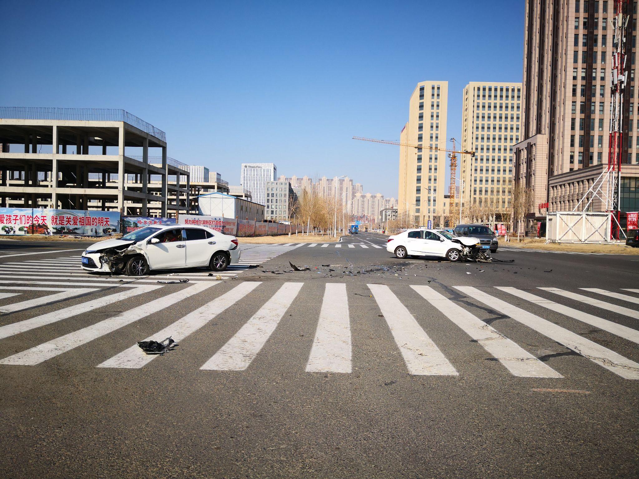 十字路口设划车道猜什么成语_十字路口红绿灯双车道(3)