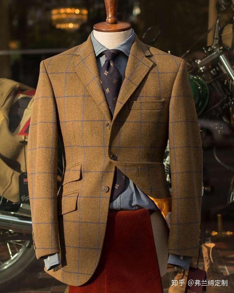 干净的白色或浅蓝色是最适合在浅棕色西服下搭配衬衫的颜色