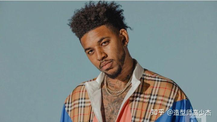 afro可以说是现在最常见的黑人烫种类,首先对于头发长