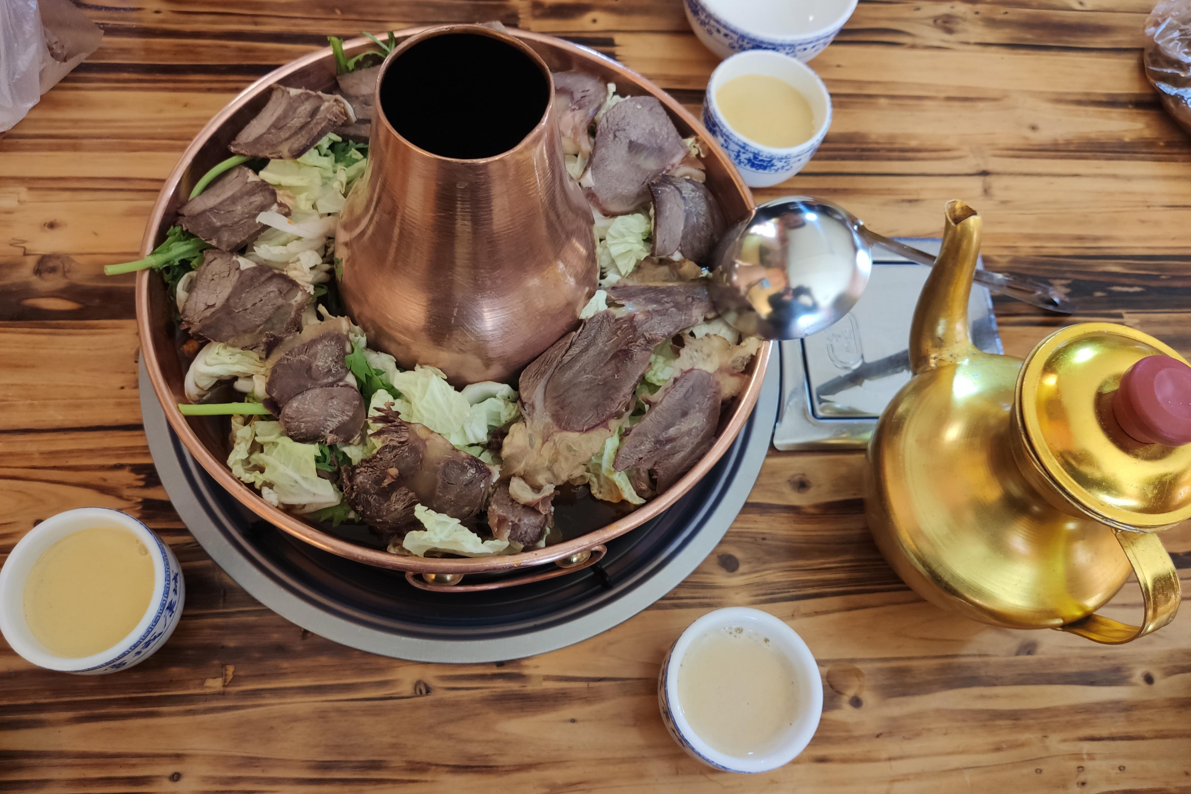 再说下餐饮,香格里拉还是藏餐居多,古城里面随处可见藏族牦牛火锅,配