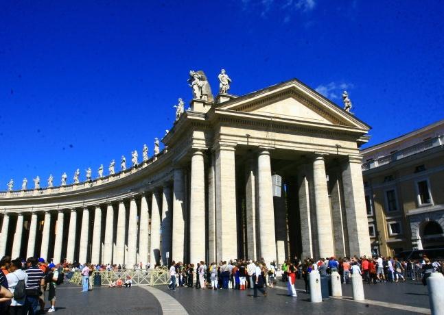 梵蒂冈圣彼得广场圣彼得大教堂外立面雕塑五扇大门多图欣赏