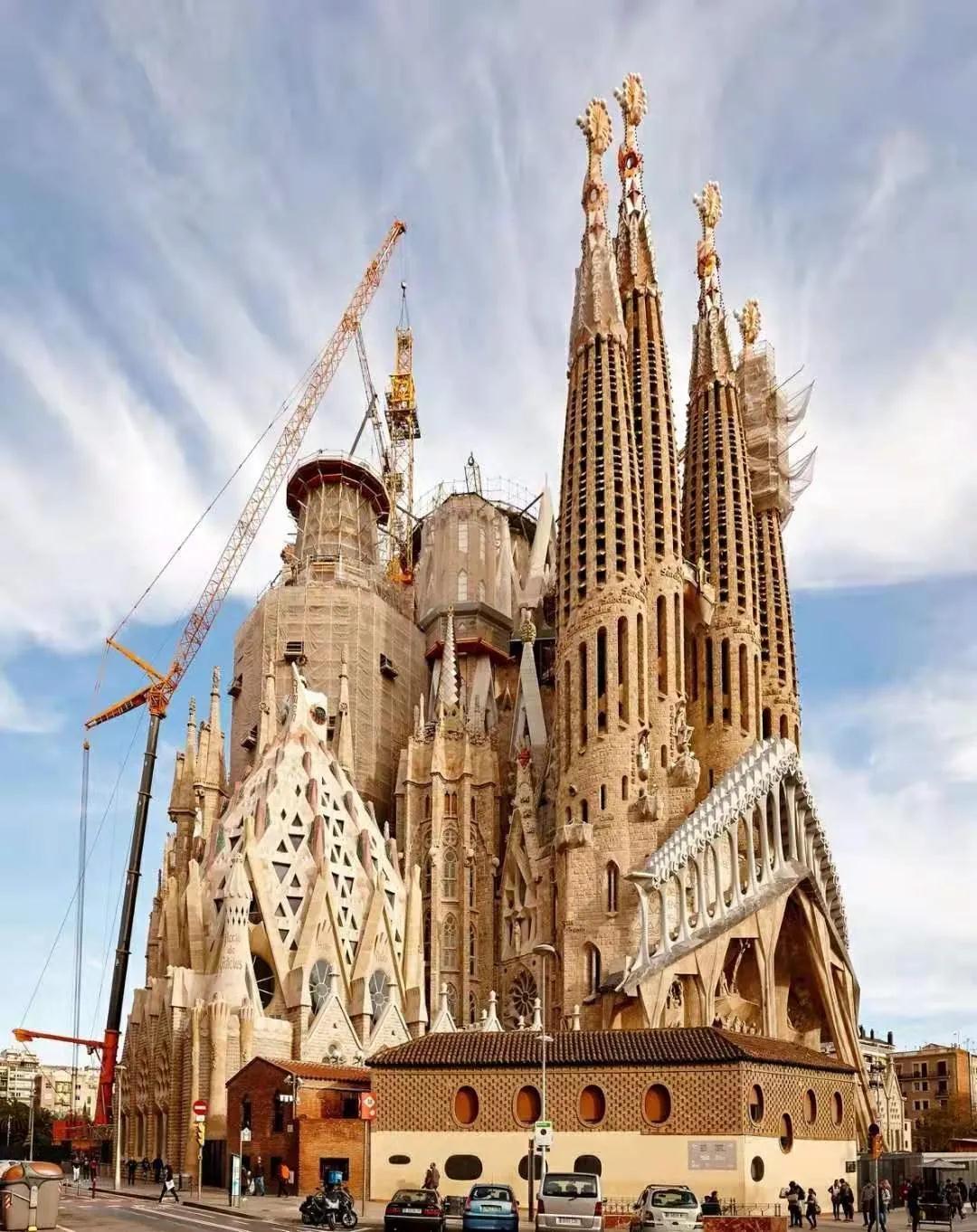 盖了137年的烂尾楼还未建成便惊艳全球这位疯子的半