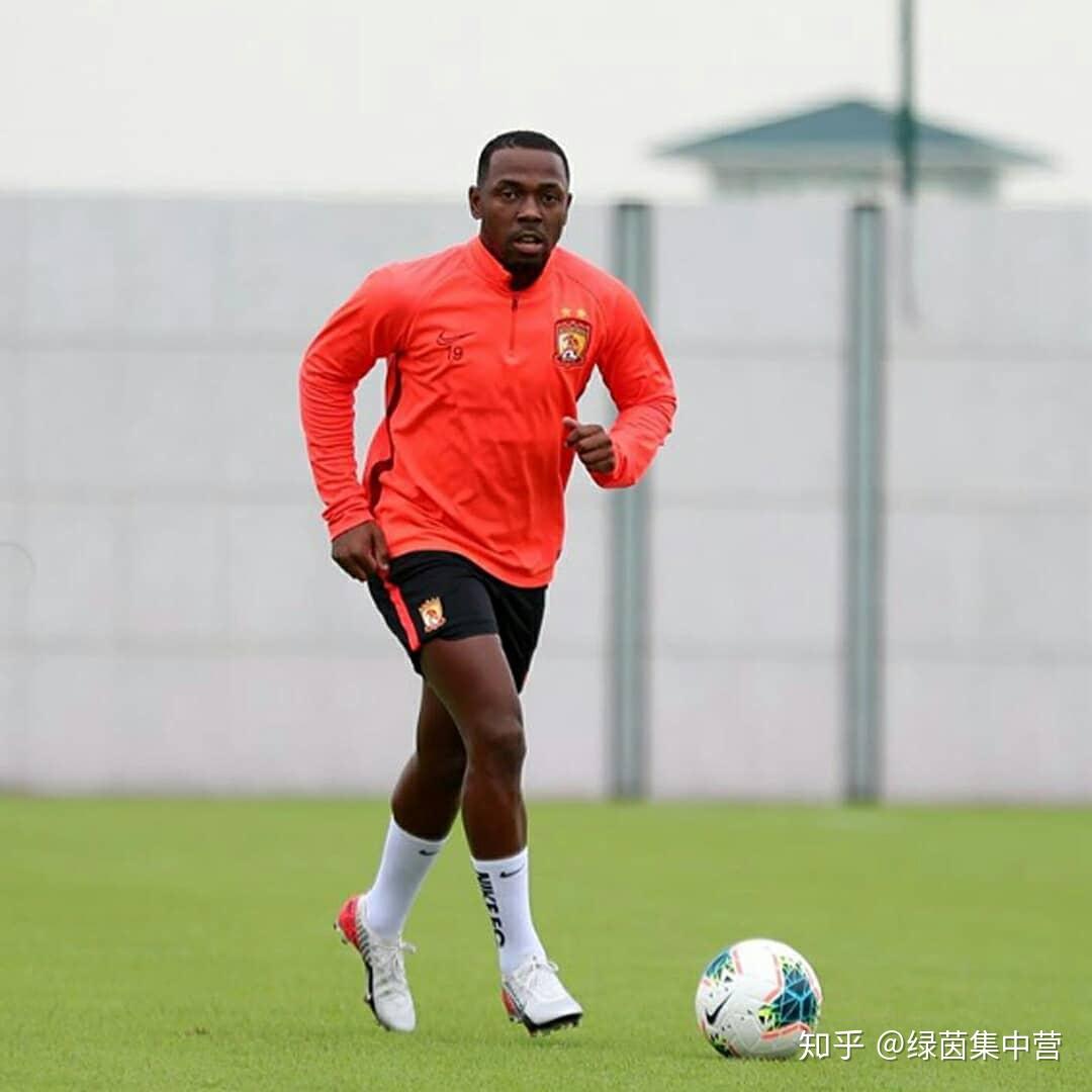 ②:小摩托费尔南多,首次披上恒大战袍