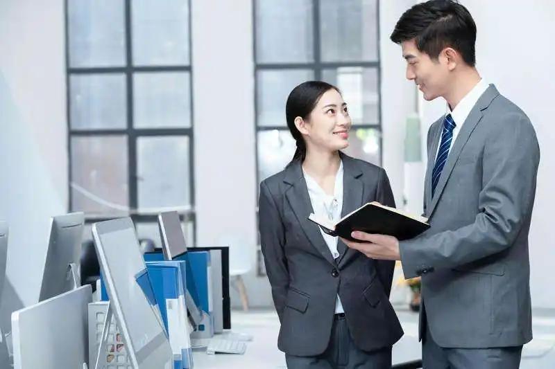 职场中打拼,如何与领导交道,这10条潜规则很重要!