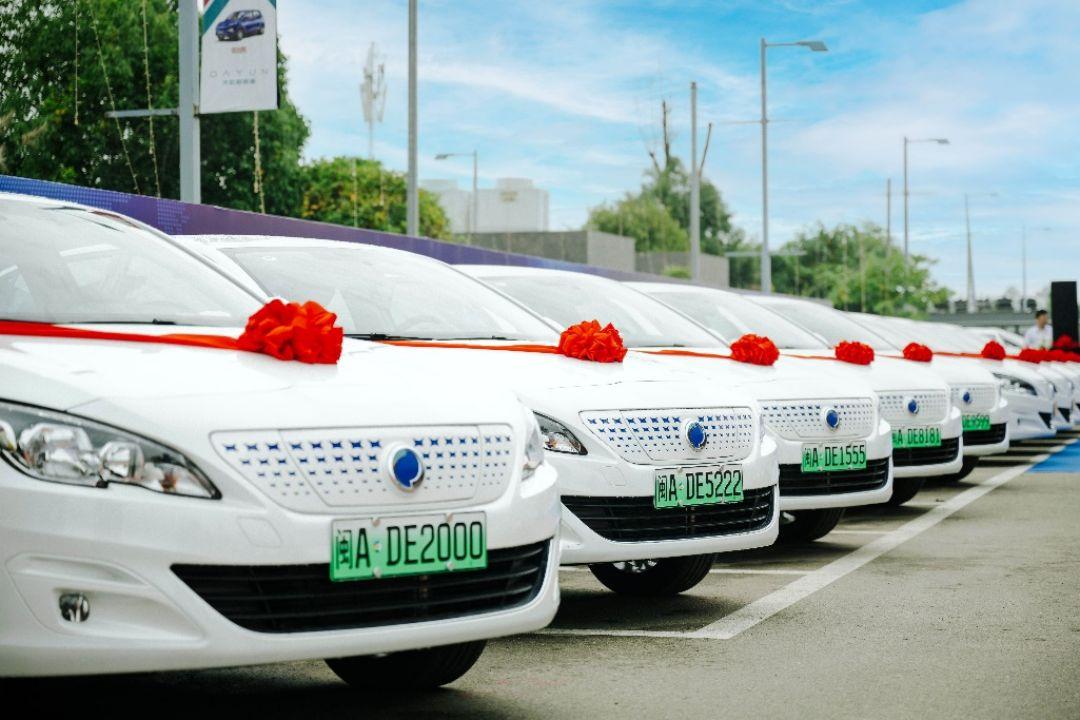 见证神龙汽车成立三十周年东风富康es600首批新车交付火热进行