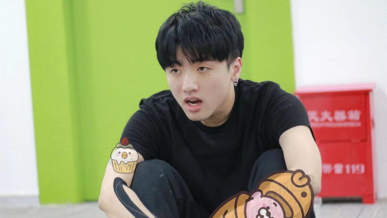 前提是如果有很多人想看的话,另外,他自己也并不是富二代,这个问题都