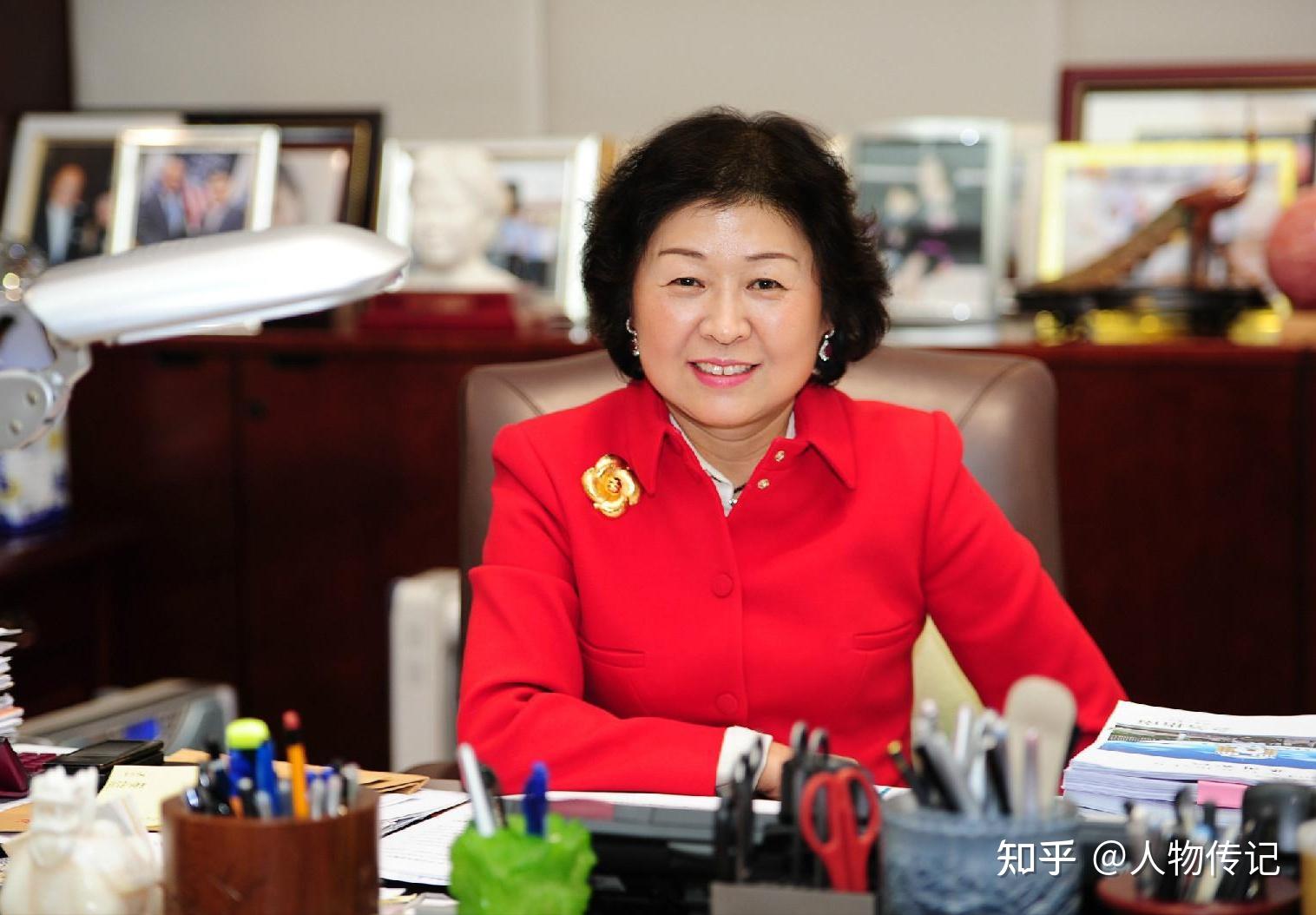 玖龙纸业张茵：“造纸女王”的开挂人生，靠收废纸成为首富 - 知乎