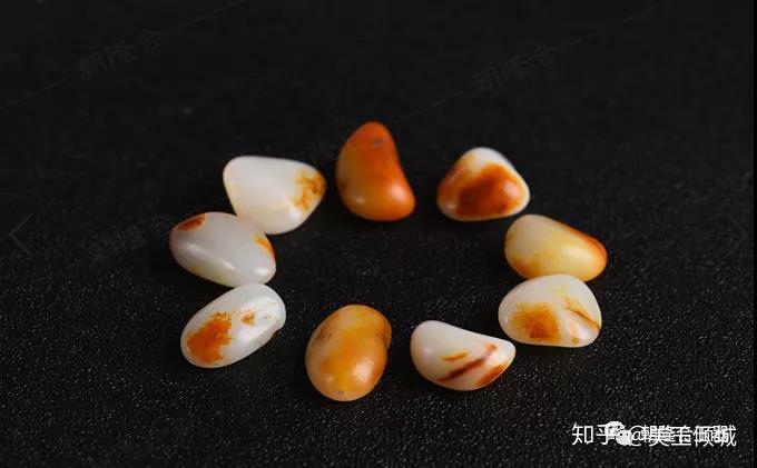 认为越白的料子才是最好的,有的玩家则认为籽料应以老熟度为评判标准