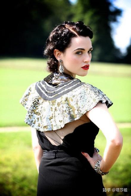 导演是充满叛逆摇滚精神的女王麦当娜,电影里的珠宝很多都是从博物馆