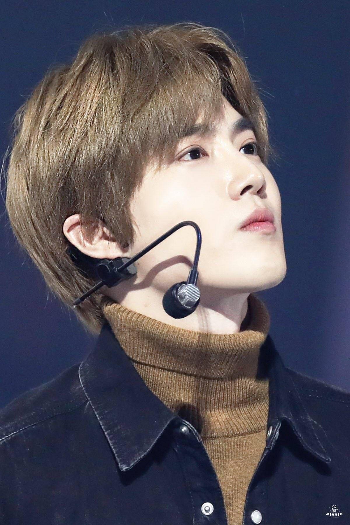 有哪些exo队长suho的好看的当壁纸的图片嘛?