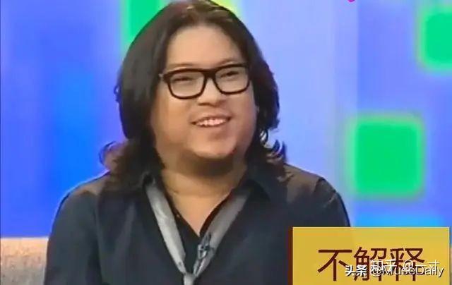 结果被主持人王利芬突然抛出一个重磅问题,"其实你是美国人,你拿着