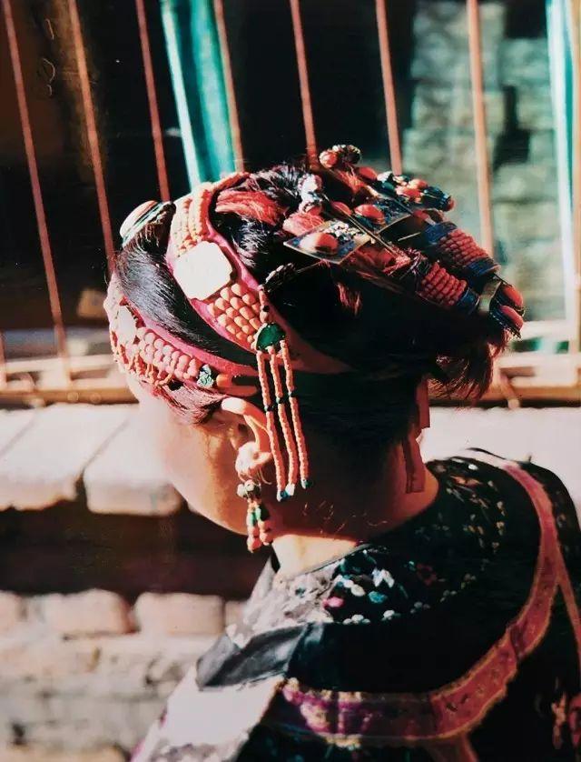 盘发式的科尔沁妇女头饰,五簪施于头顶 图/郭雨桥流行部族:东北的大
