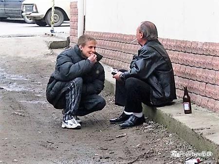 在幅员辽阔的俄罗斯联邦,随处都能看到蹲在地上嗑瓜子的狠角色.