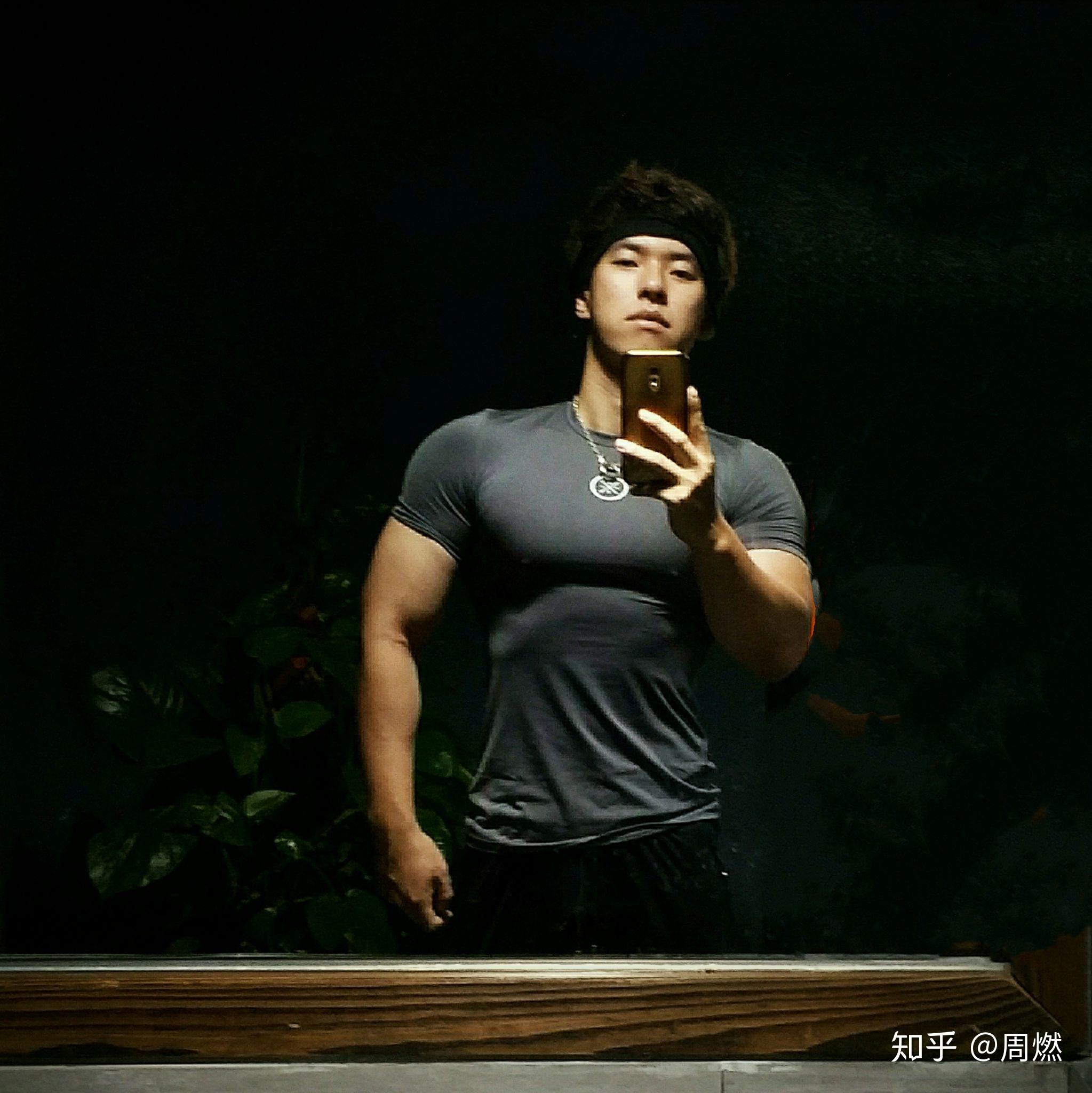 安德玛之类紧身衣怎么穿搭好看?本人男