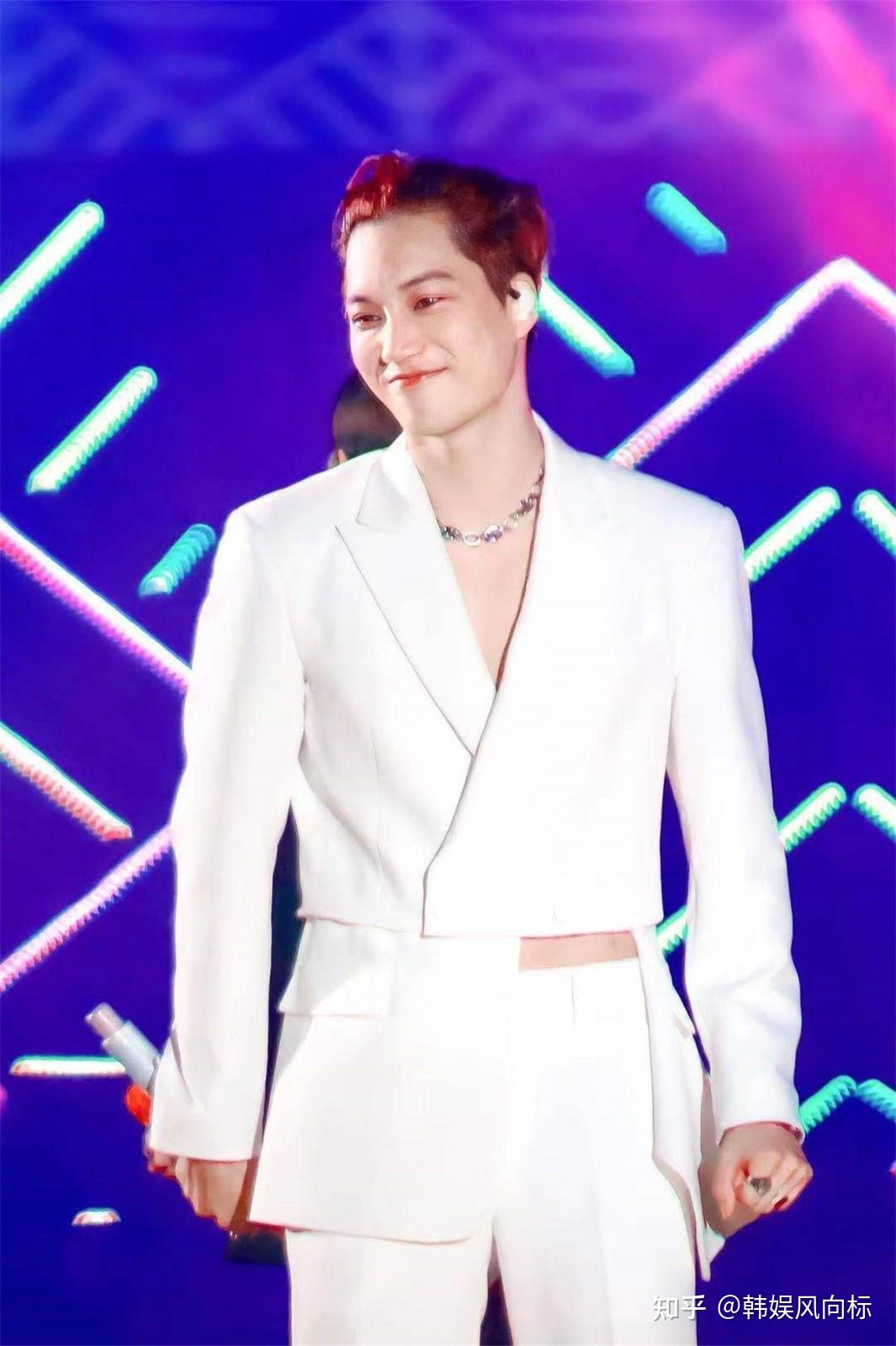 当他和krystal(郑秀晶)的恋情被宣布后,他就停在exo-l的粉丝页面上