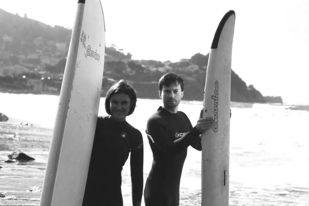 v2-d7ef6367cf16cf6c4e8e00b92a97f541_b.jpg 人工智能之爱:现代上班族的虚拟恋曲