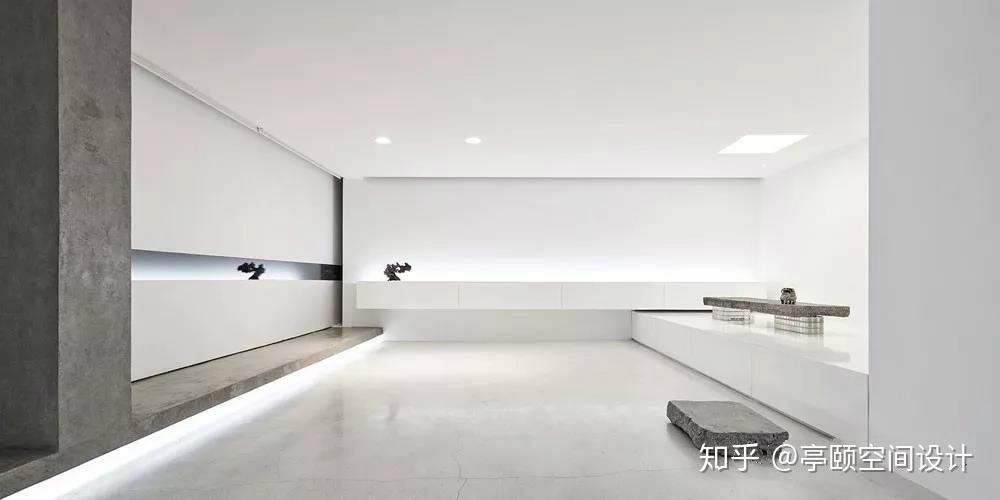 极简主义的白色办公空间