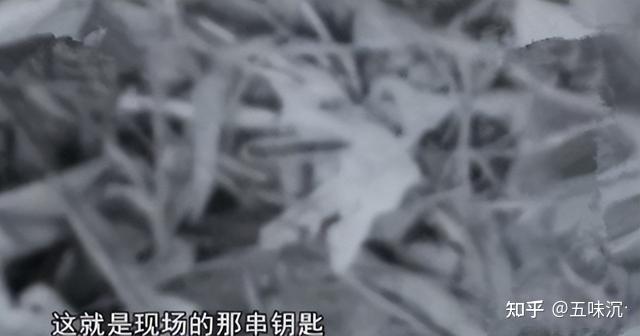 这是受害人康玲玲遇害现场的一张勘察照片,照片中隐约可见草丛中有