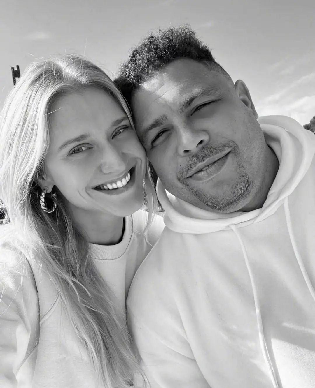 罗纳尔多求婚成功小15岁超模女友穿红色长裙亮相把他吸引到