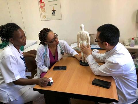 中医内科医师医师黄继斌672018年冬季与援非针灸医师谢文俊的一席