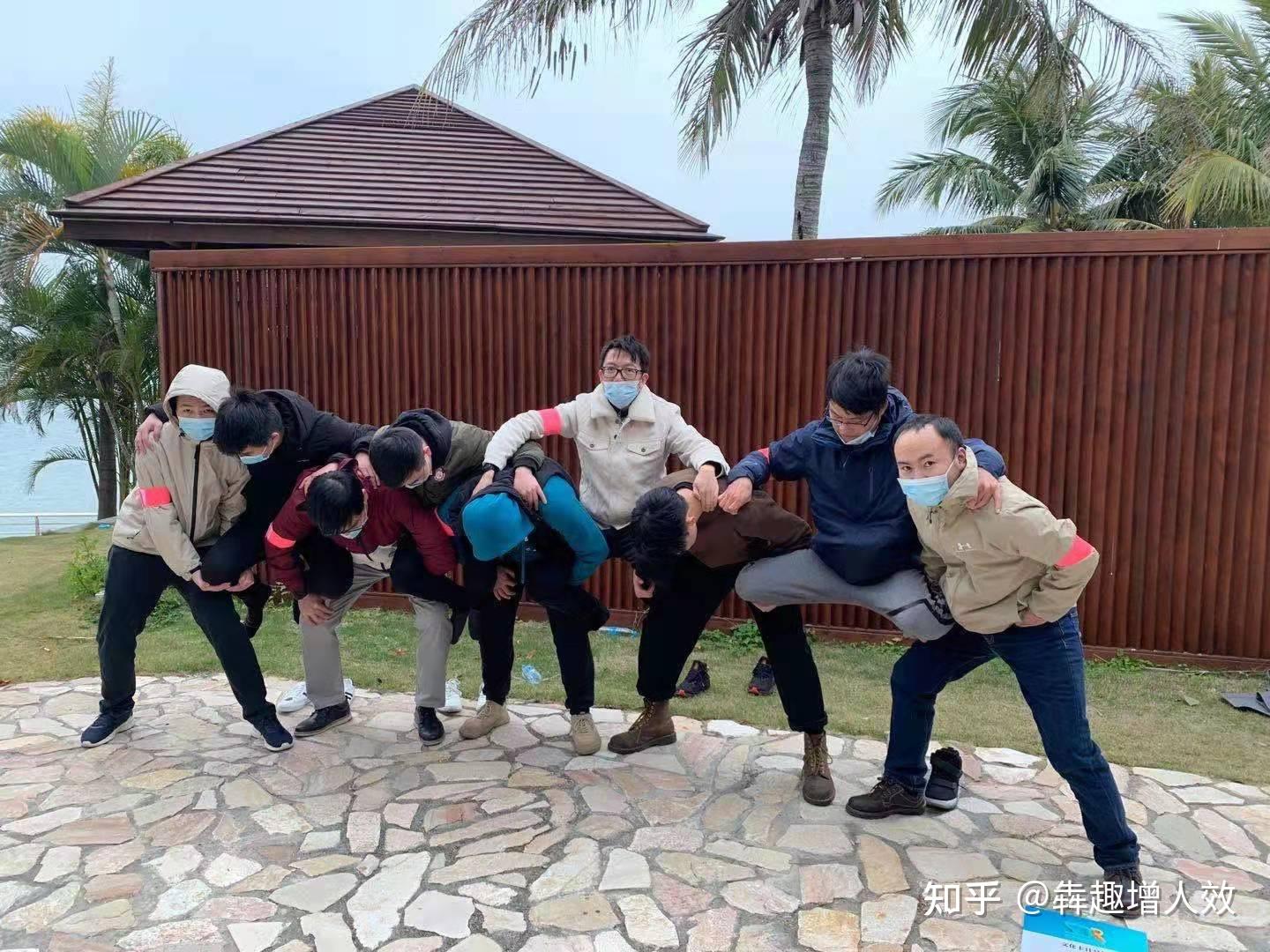 集体项目完成后,参与挑战的团队化整为零,分别完成了滚铁环,叠罗汉