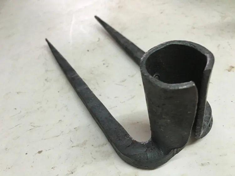 至于说是"插粪耙",应该是铲除牲畜圈内的粪便,齿钉形式便于扒拉.