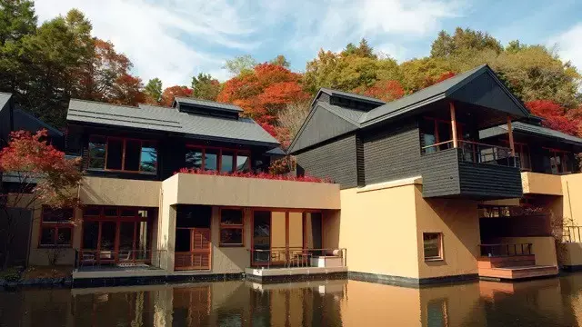 身处海拔约1000公尺的高原,四周被浅间山,鼻曲山,碓冰岭等山峰包围