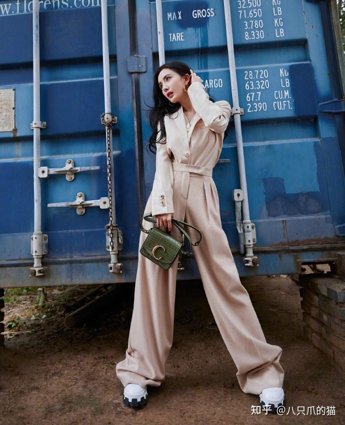 杨幂太在意腿长了机场穿阔腿裤长度都要拖地好在效果出奇惊艳