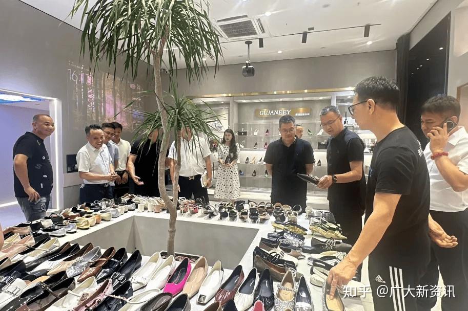 白云湖街道领导及鞋厂企业家莅临广大鞋城共商鞋业发展趋势