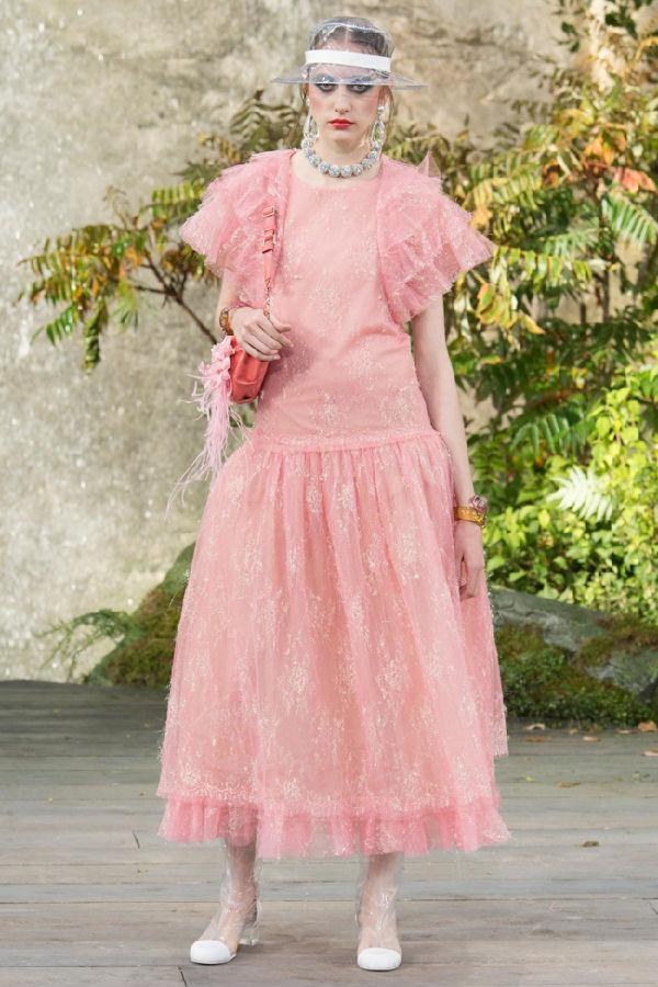 拼花工艺连衣裙与贝壳形褶边形成对比;水滴型的刺绣更体现了香奈儿一