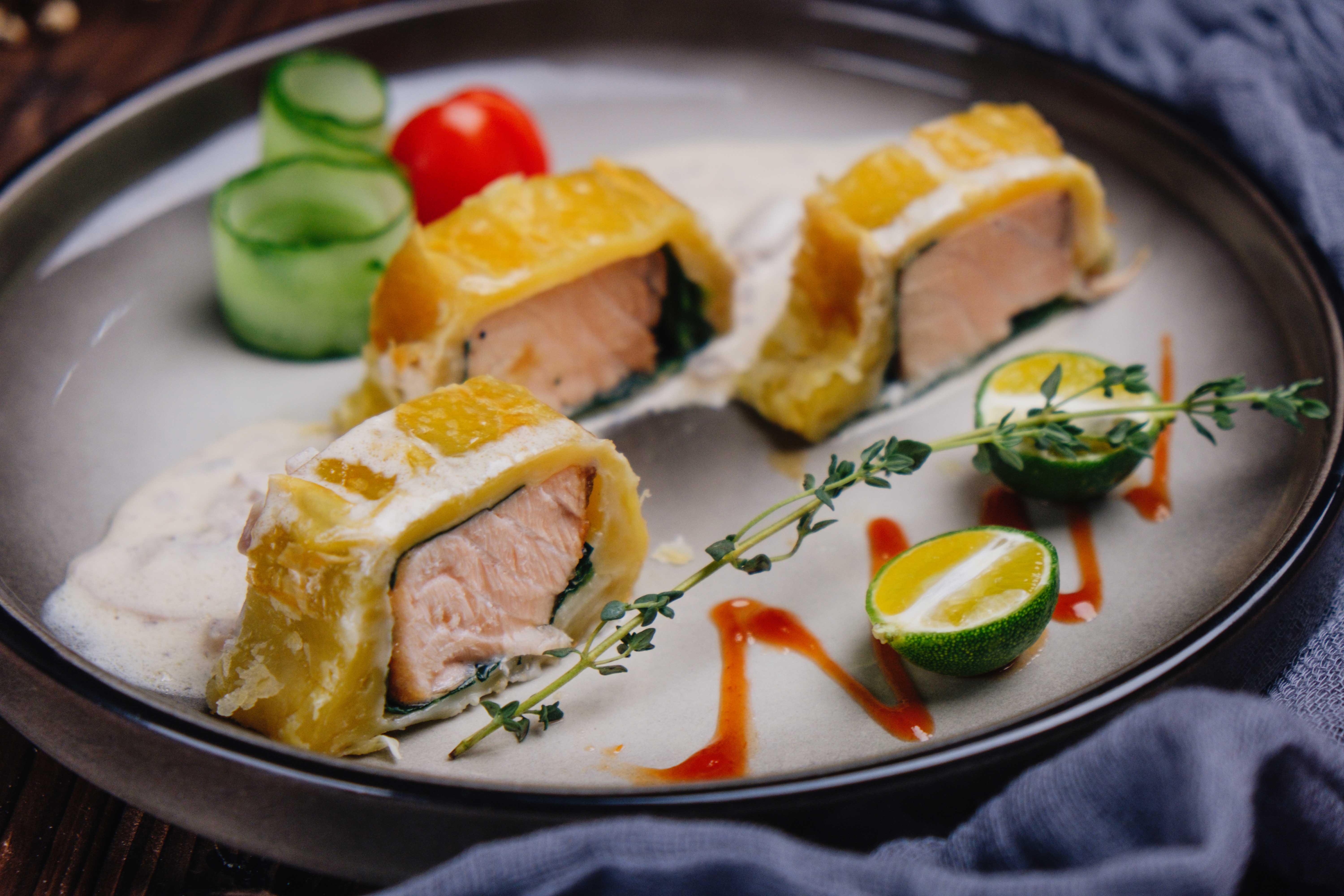 西餐一般以刀叉为餐具以面包为主食,多以长形桌台为台形.