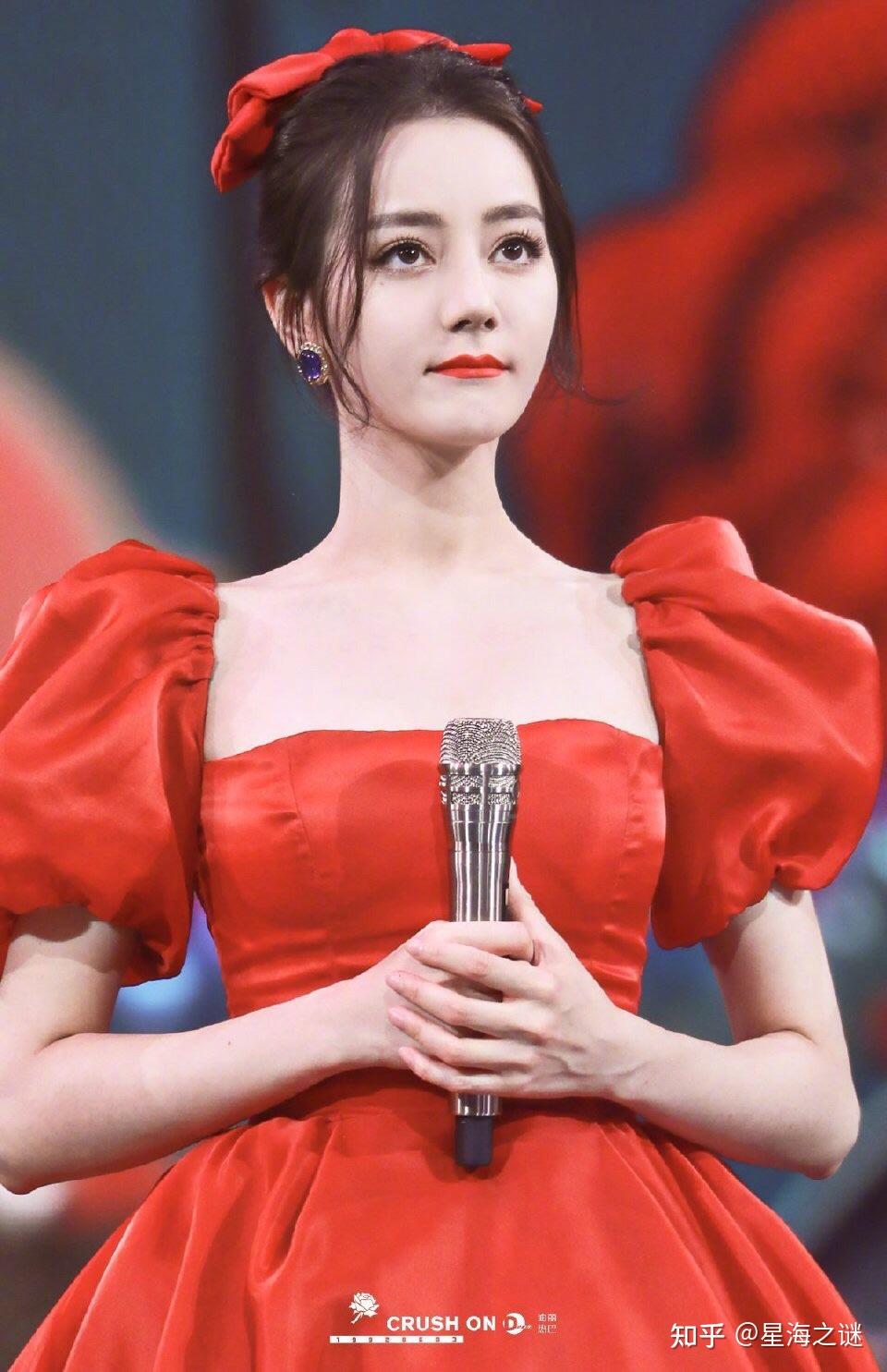 迪丽热巴在2021北京卫视春晚造型太漂亮了