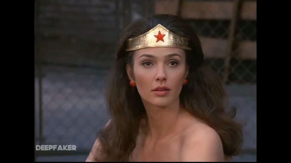 前方高能盖尔加朵扮演1975年琳达版神奇女侠