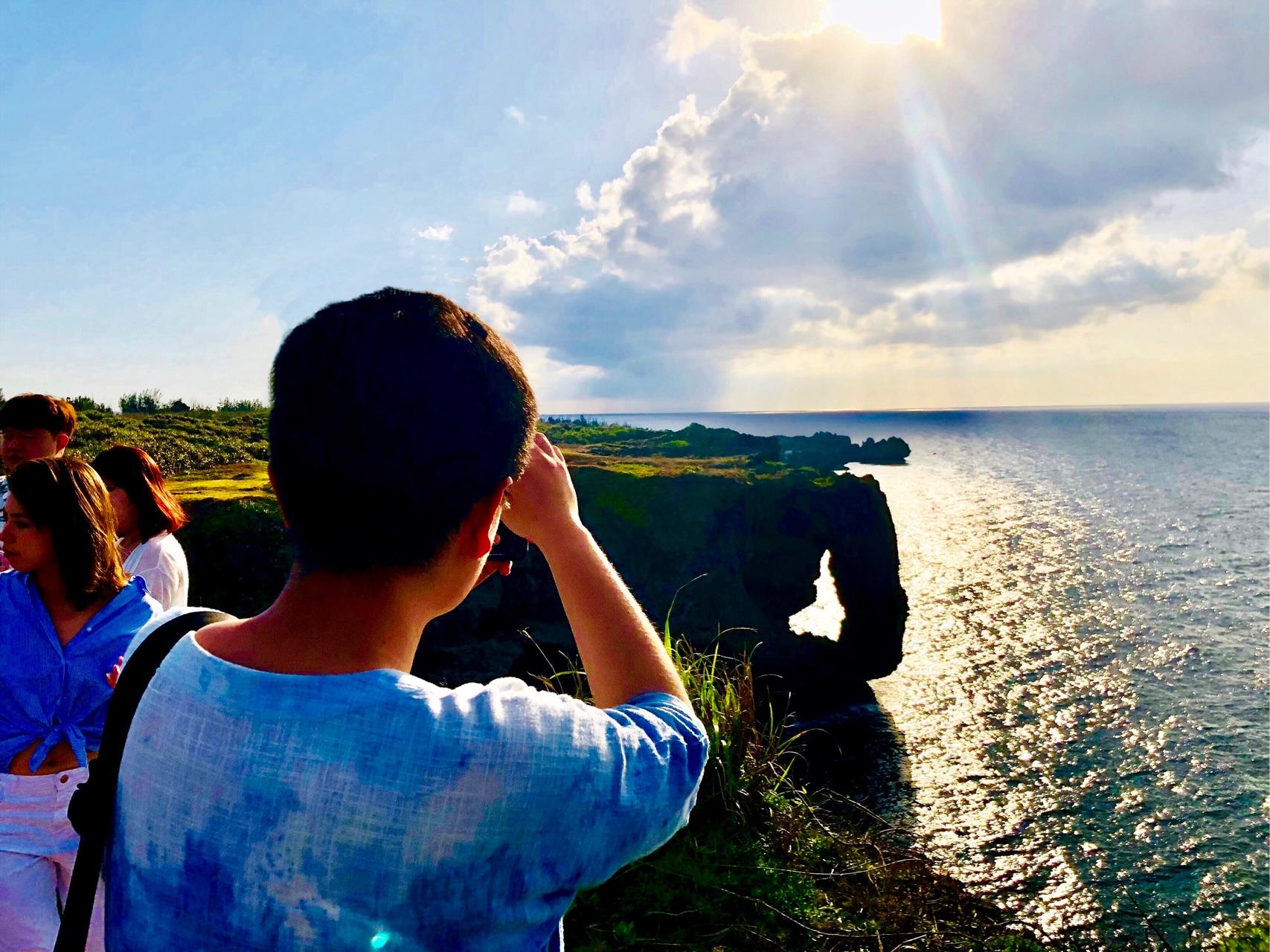 有哪些适合一个人旅游拍照的姿势?