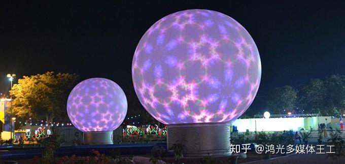 而不是像以往只是单单在平面规则图形上投影,它是用球形的方式来打造