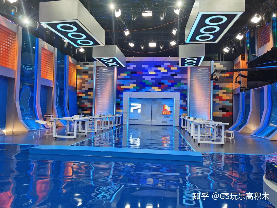 接下来就是深圳卫视《乐高03大师》正式的比赛舞台了,看起来和美版