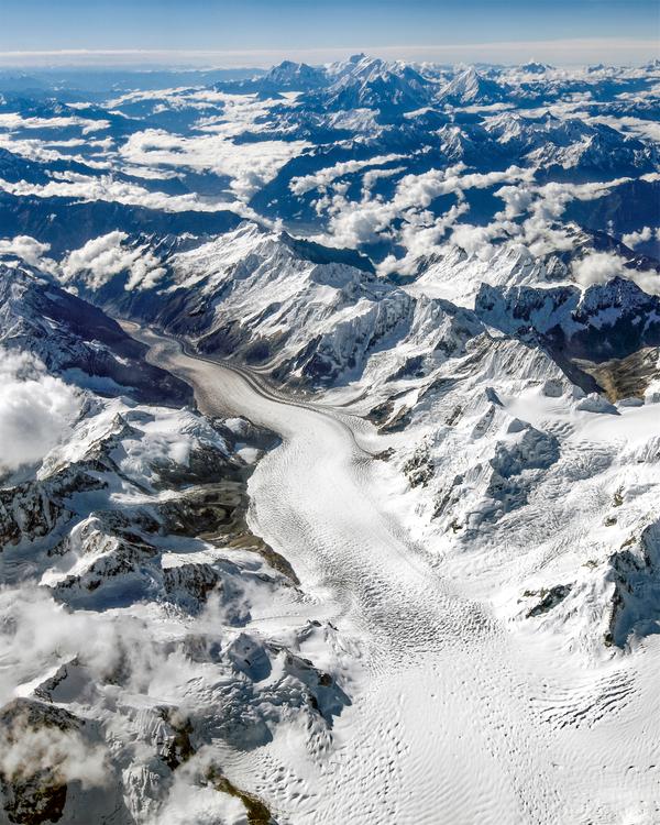 这些山谷冰川的长度多数超过10公里,其中规模最大的要数著名的恰青