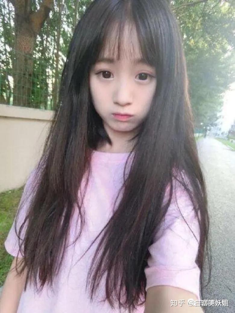她和王逗逗,焦可然等组了"南时代"组合,还曾入选快手十大最美网红之列