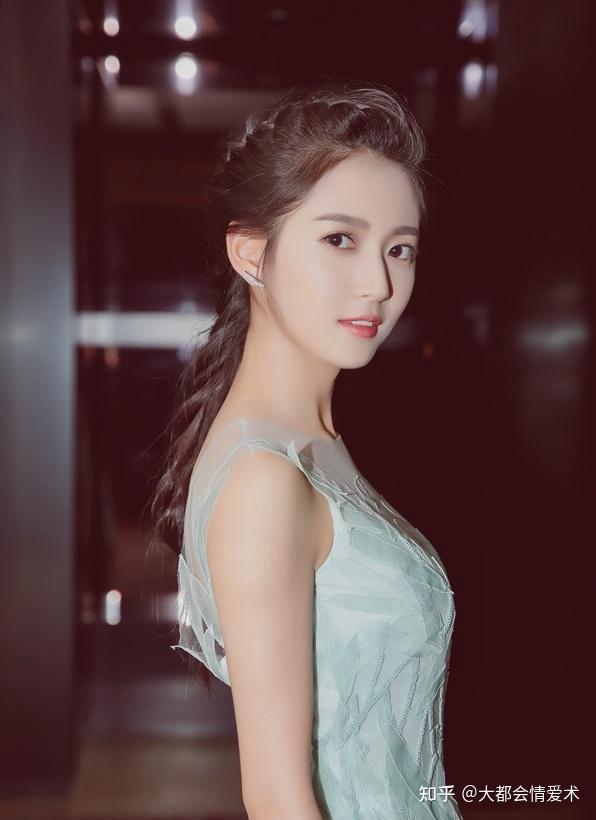 选秀状元班凯罗砍下28分10篮板当选周最佳新秀