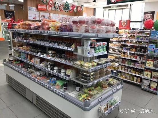 食品工作間內人員裝備齊全,在帽子,口罩,圍裙,手套的基礎上,店員還戴