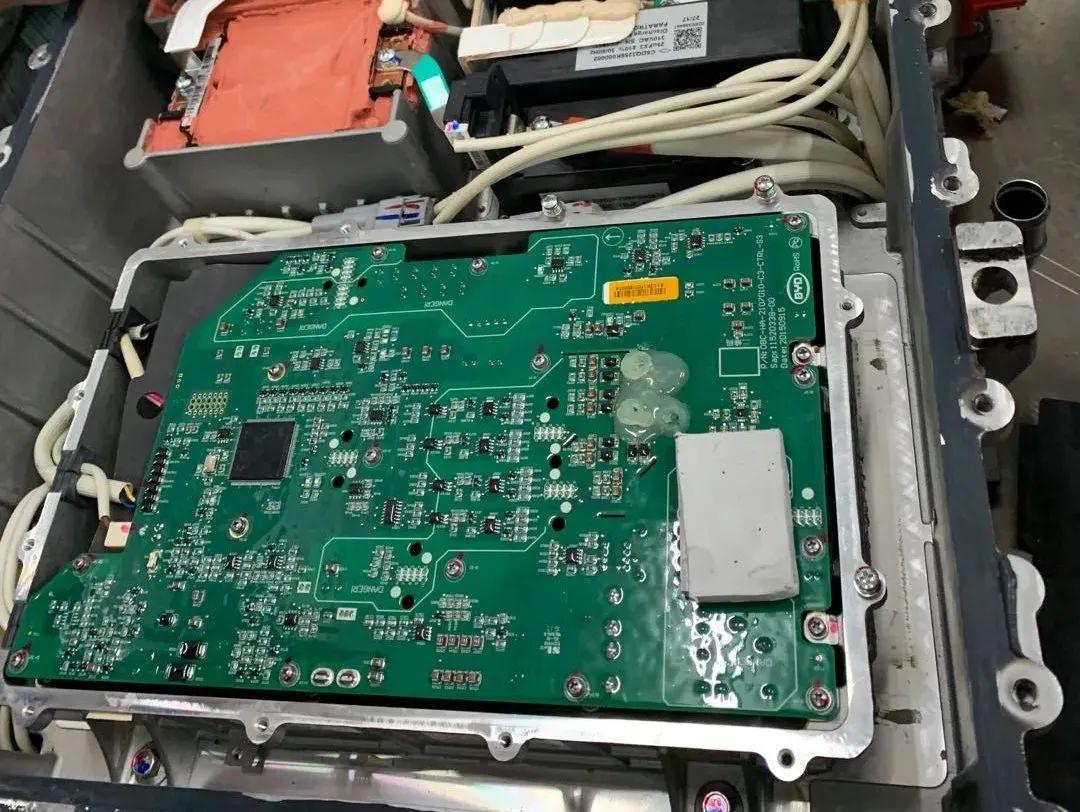 比亚迪e5:高压电控总成内部构造