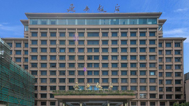 上世纪60年代的一天,上海延安饭店的11楼餐厅中,突然传来这样一声断喝