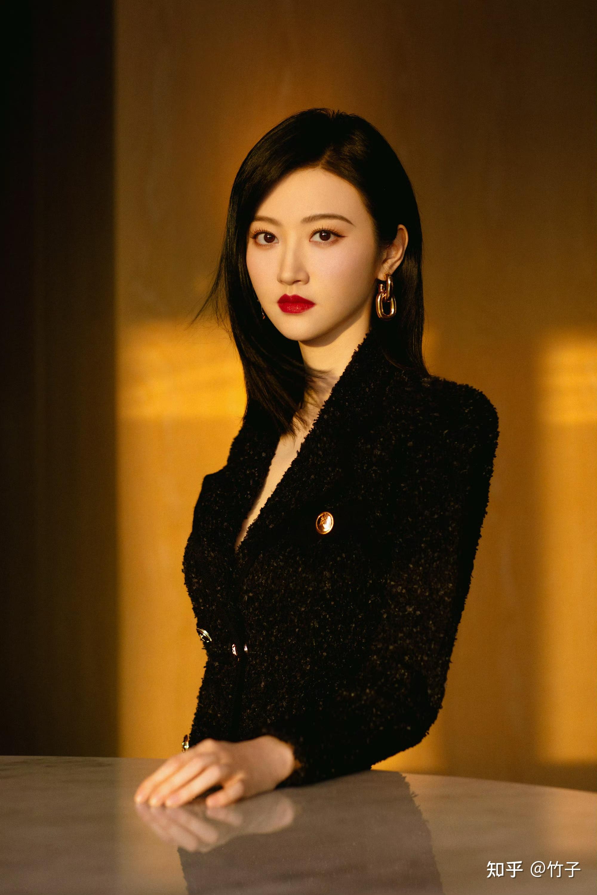 景甜最新美照出炉黑金修身花呢裙今日份景甜是酷酷的甜