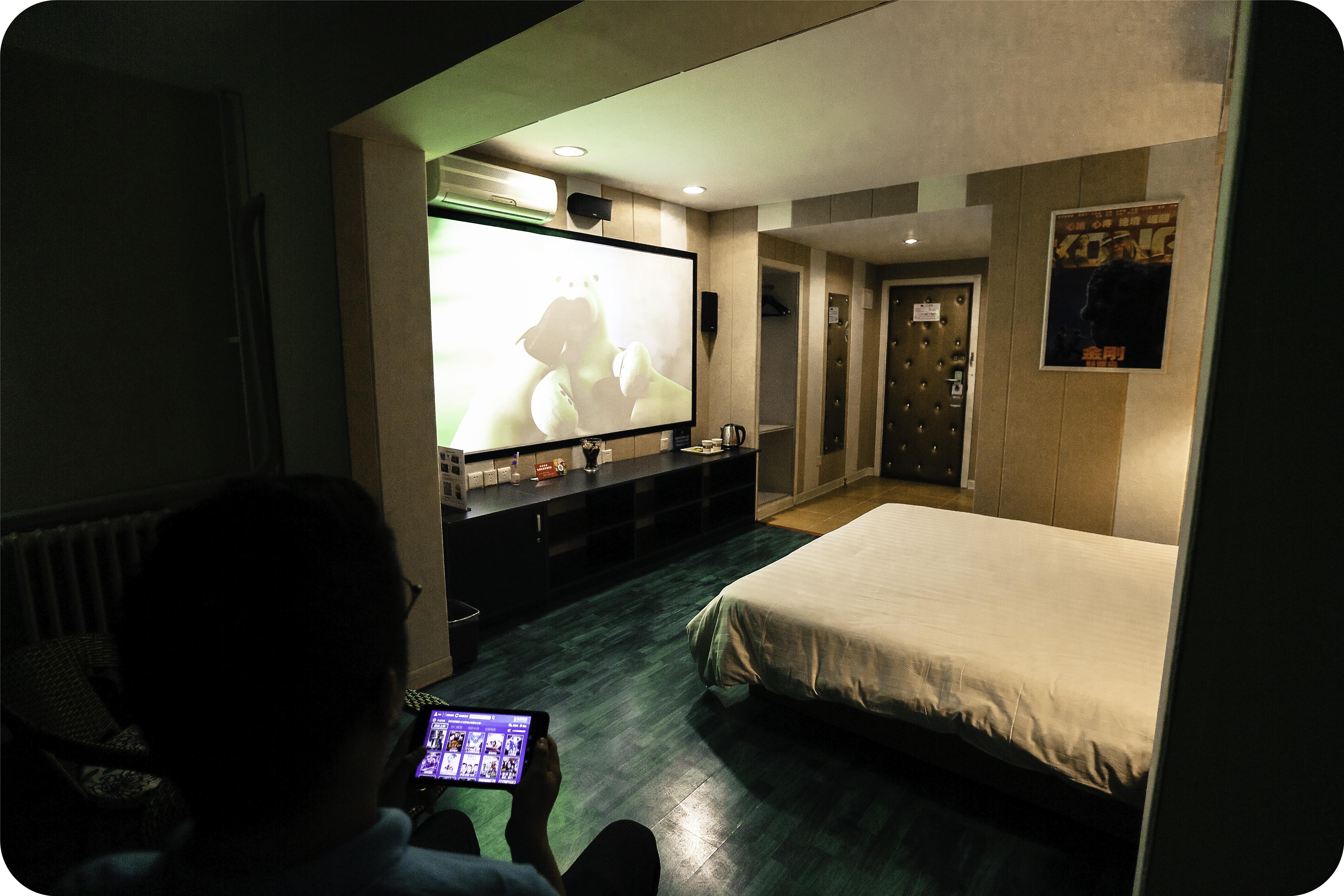 私享院线所有房间印象均采用了90至120寸高增益宽视角投影幕布,影院